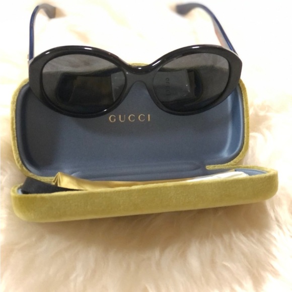 Gucci Women's Sunglasses. - Picture 4 of 8